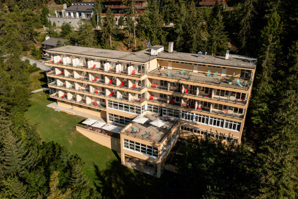 Jugendherberge Crans Montana Sommer Aussenansicht Leonidas Portmann 05
