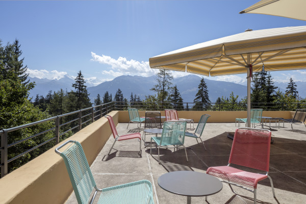 Jugendherberge Crans Montana Sommer Terrasse Thomas Andenmatten 03