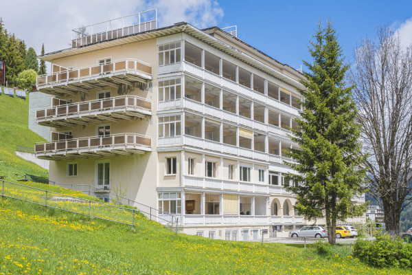 Jugendherberge Davos Sommer Aussenansicht Leonidas Portmann 09