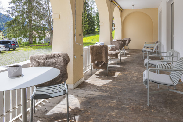 Jugendherberge Davos Sommer Terrasse Leonidas Portmann 03