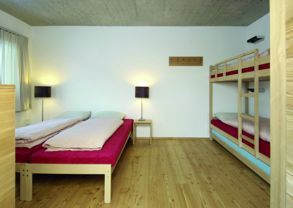 Jugendherberge Scuol Familienzimmer 4 Bett Schweizer Jugendherbergen 06