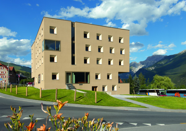 Jugendherberge Scuol Sommer Aussenansicht Ralph Feiner 07